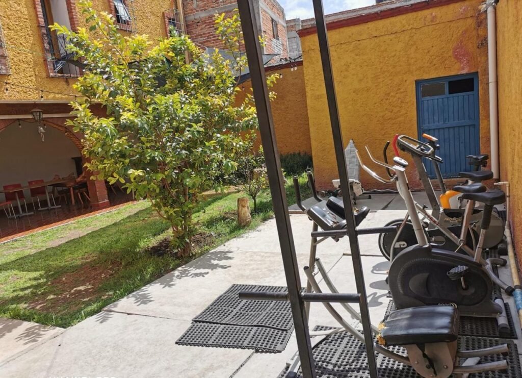 Ejercicio al aire libre para apoyar la salud física y la regulación emocional.