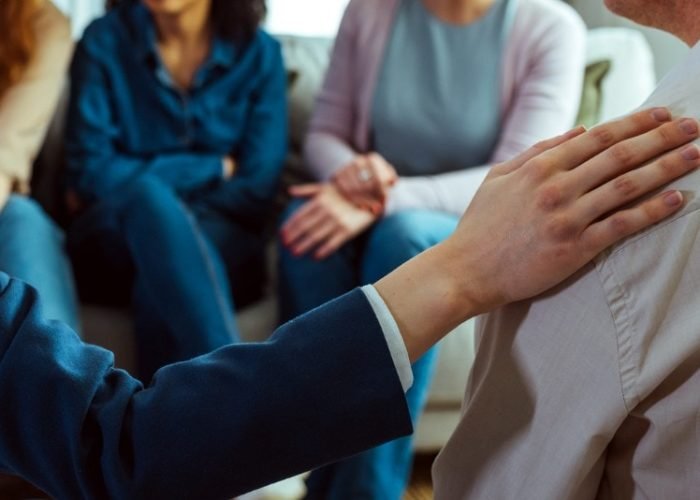 terapeuta-que-brinda-apoyo-psicolC3B3gico-a-un-hombre-durante-la-sesiC3B3n-de-terapia.jpg_s1024x1024wisk20c1R9jO7f8C1icAVD5MUmGn1x3FQgDbNCOjf0Ig36BxVI